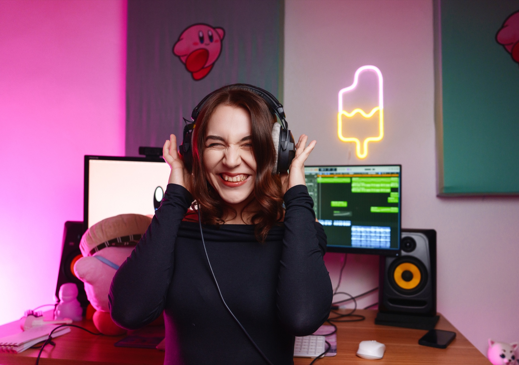 JAQUE mit Kopfhörern in ihrem Studio